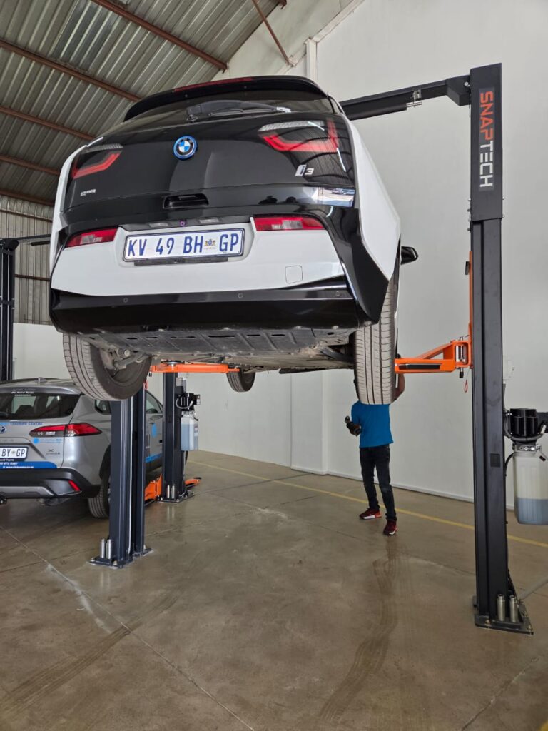 Electric/Hybrid Vehicle (EV/HEV) Workshop Technicians: 3 x Positions